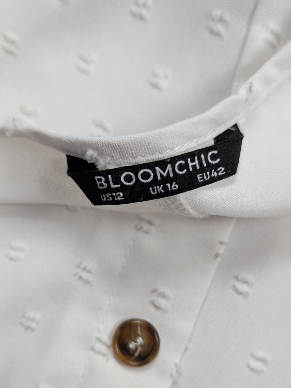 BloomChic Women's White Swiss Dot Flutter Sleeve Decorative Button Top (Size 12) - Picture 3 of 9